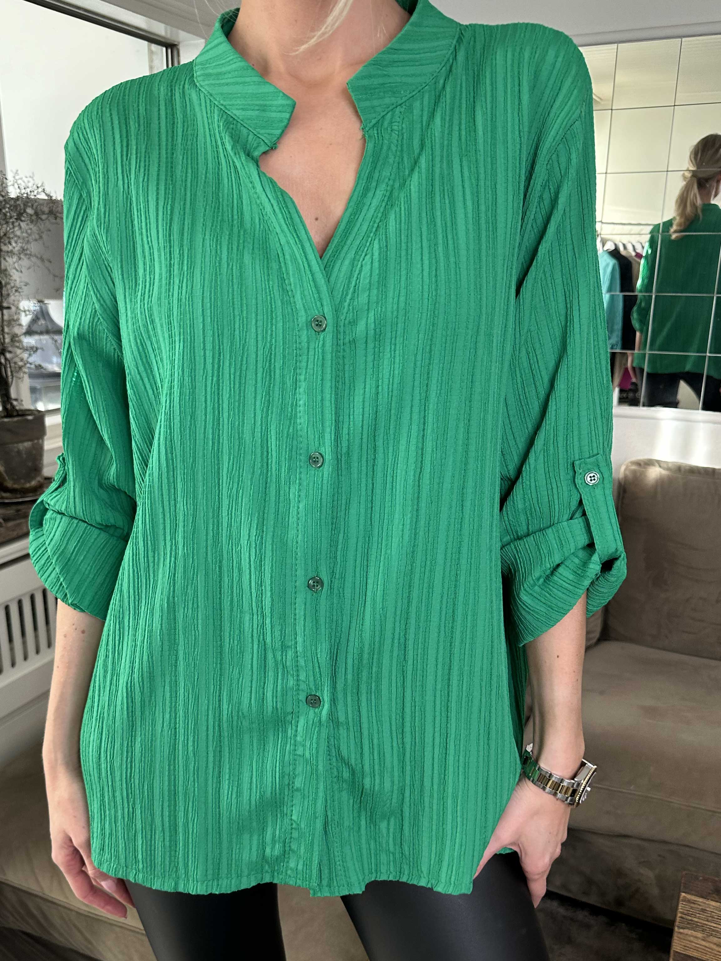 Karah - Ensfarvet skjorte i crepet look